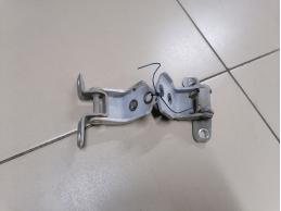 Петля двери передней левой